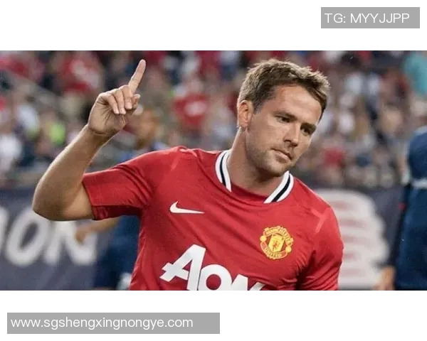 帅气足球明星与女性魅力的完美结合展现出运动与时尚的独特风采