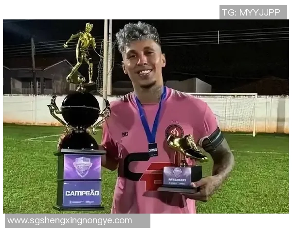 足球明星展现独特魅力手势动作引发球迷热议与模仿潮流