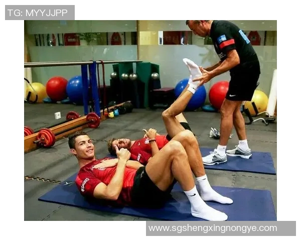 足球巨星C罗如何通过科学训练塑造完美腹肌的秘诀揭秘